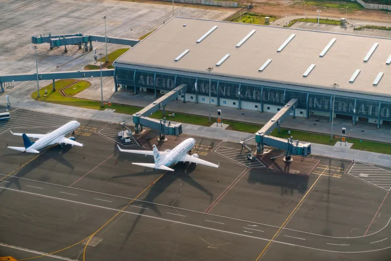 Hemmed In: Surviving the Spatial Chaos of Dense Gate Clusters at America's Busiest Hub Airports
